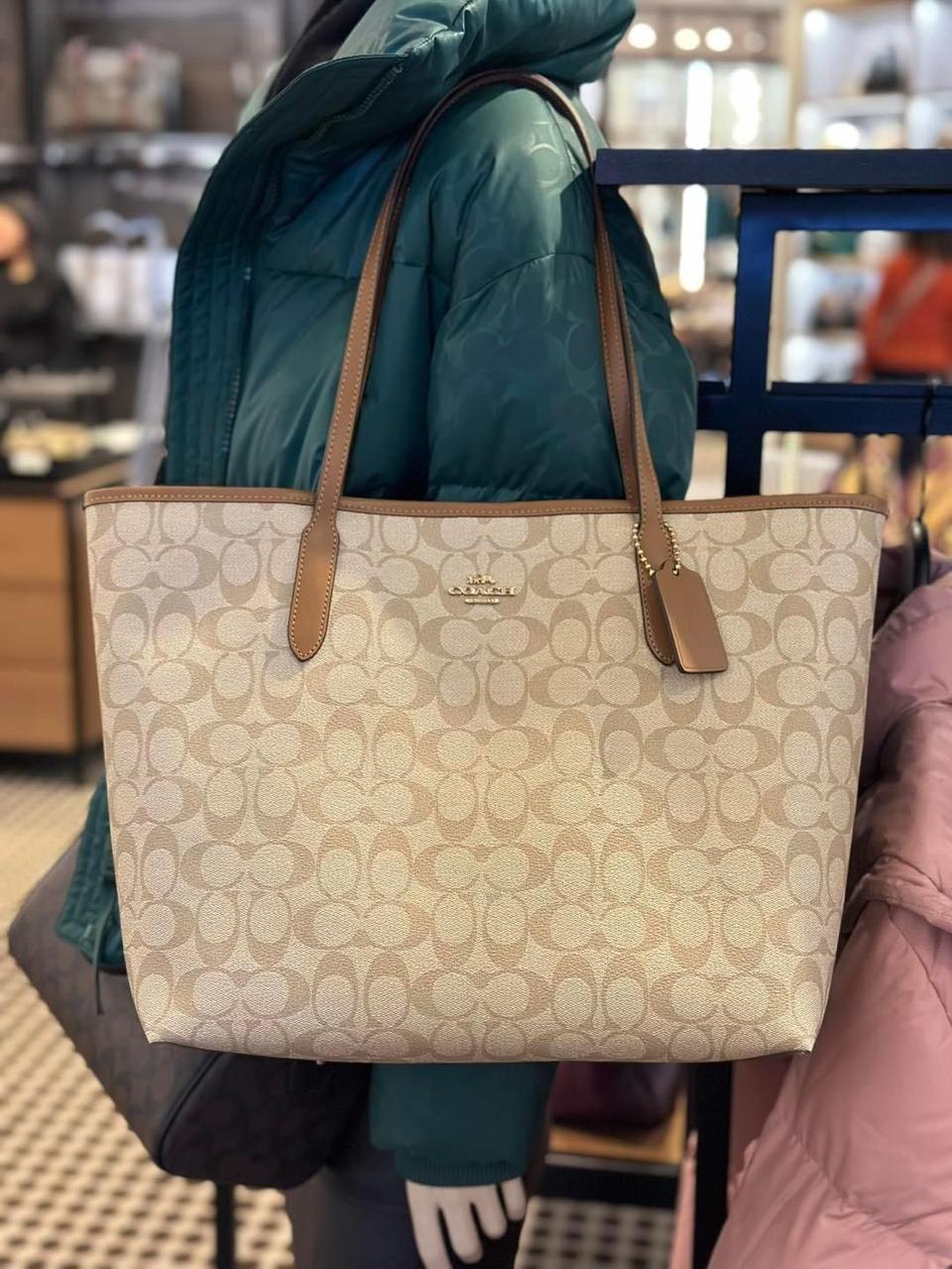 LATEST COACHE TOTE - Image 7