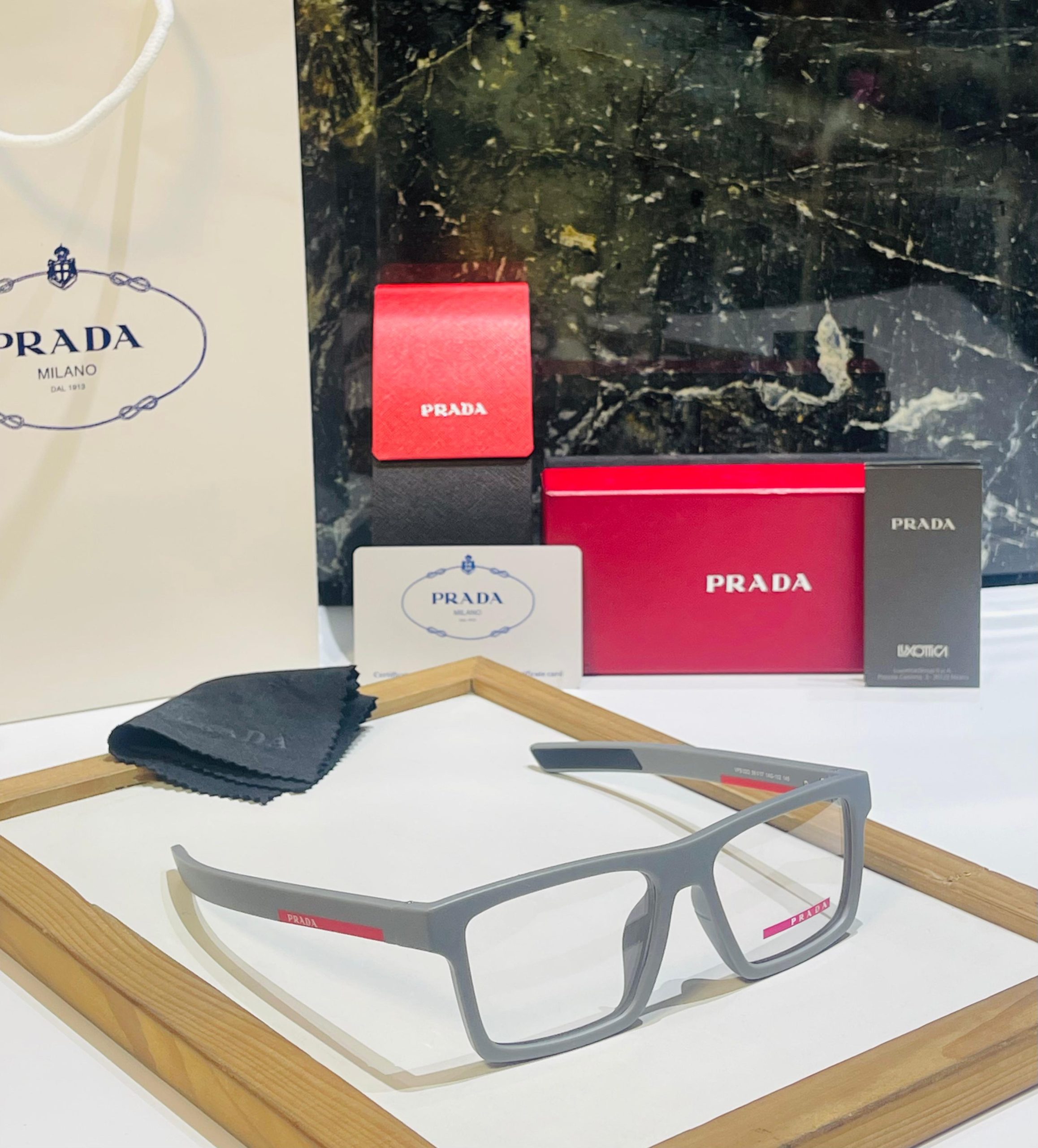 PRADAS TRANSPARENT LENS